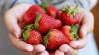 Strawberries_handful
